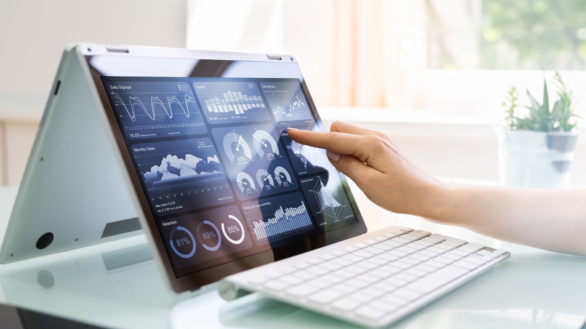 Dito che tocca lo schermo di un tablet