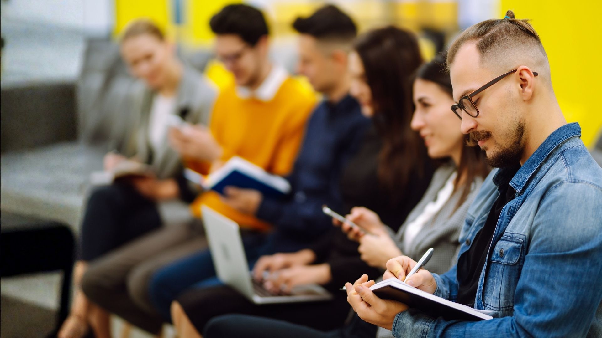 Gruppo di persone che prendono appunti